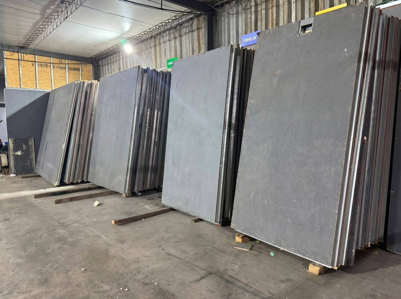 Stock de paneles en planta