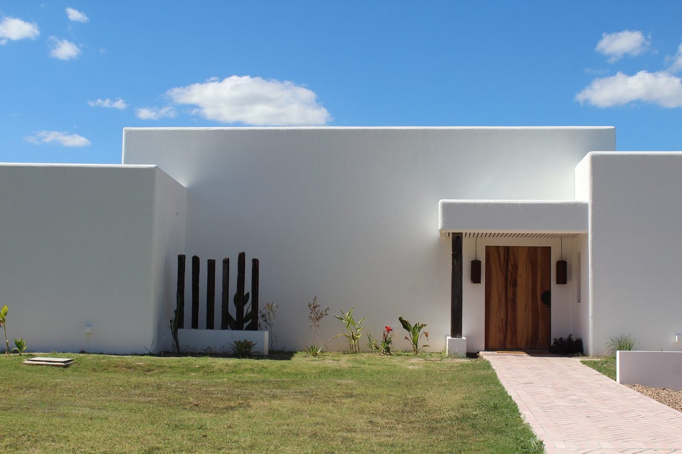 Casa en Pinares, acceso con puerta de madera, ejecutada con Inbuild System